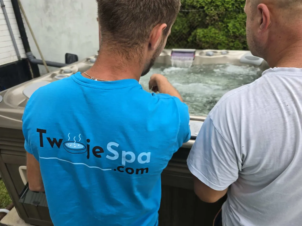 serwisant naprawia wannę z hydromasażem