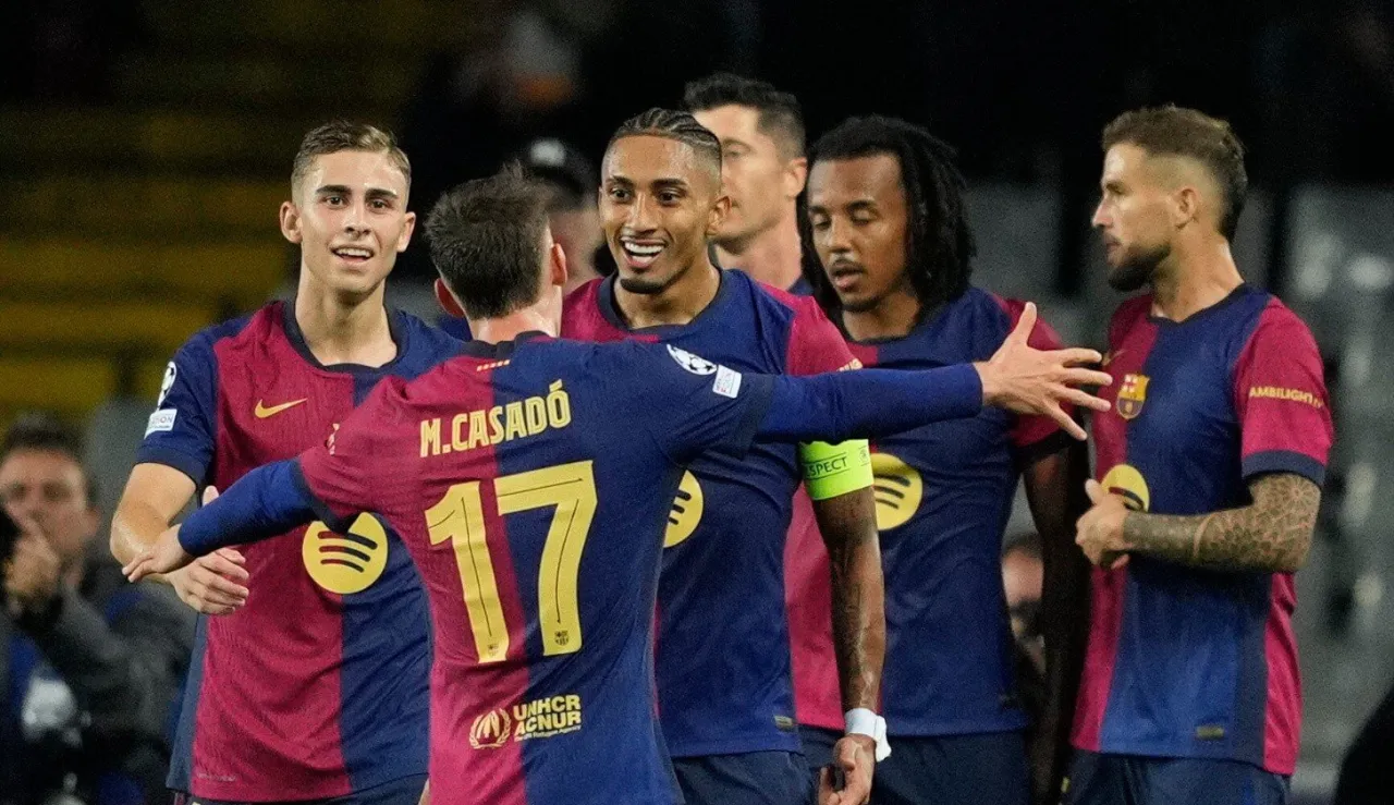 Piłkarze Barcelony świętują zwycięstwo w Lidze Mistrzów. M. Casadó z numerem 17 w centrum, otoczony kolegami z drużyny.