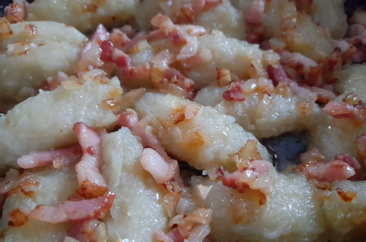 Szare kluski z boczkiem i cebulą