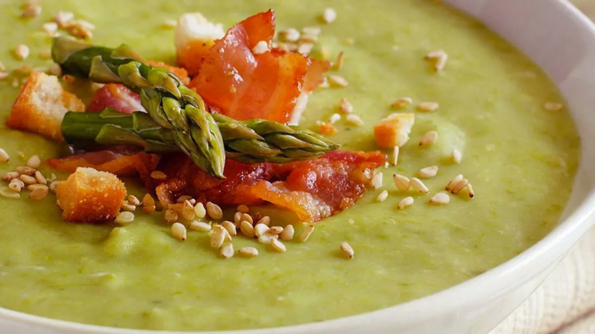 Minestra di asparagi vegana e con pancetta