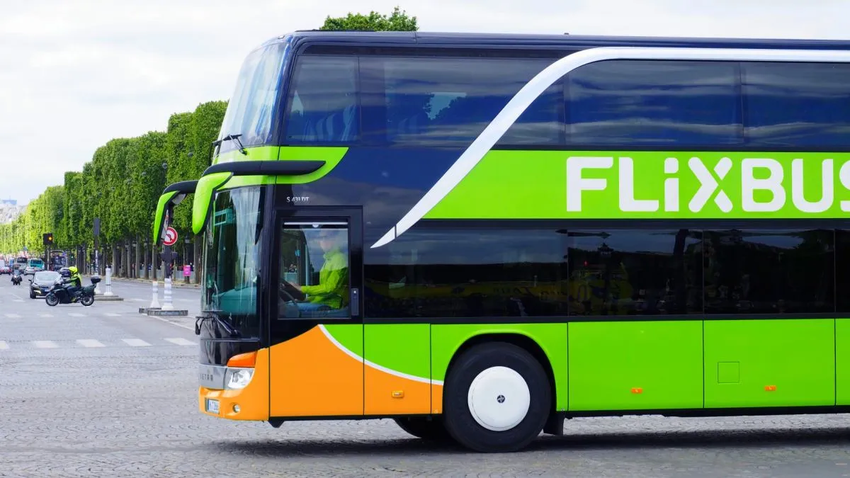 nowoczesny autokar FlixBus Neobus