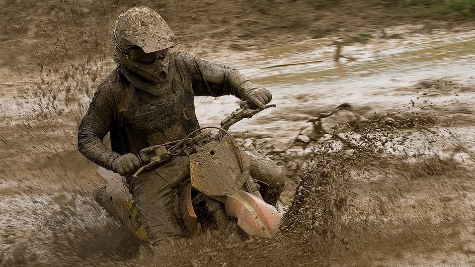 motocykl enduro w błocie i kurzu