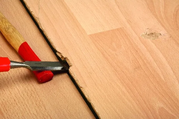 wymiana uszkodzonego panela podłogowego