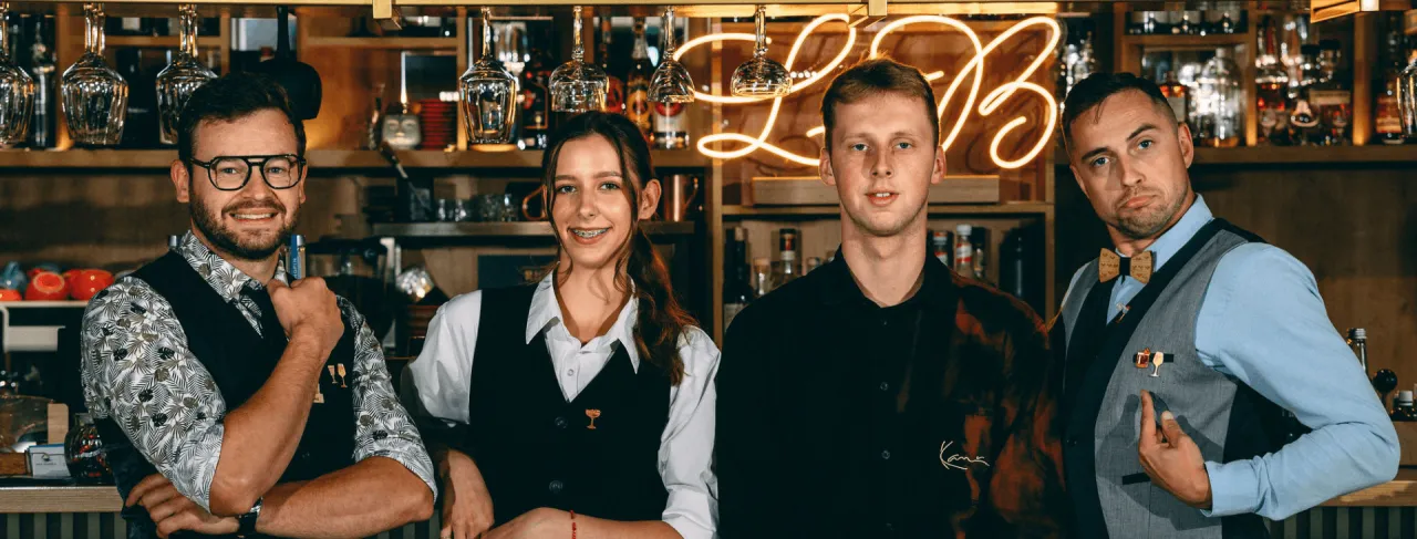 Barman w pracy w Gdańsku