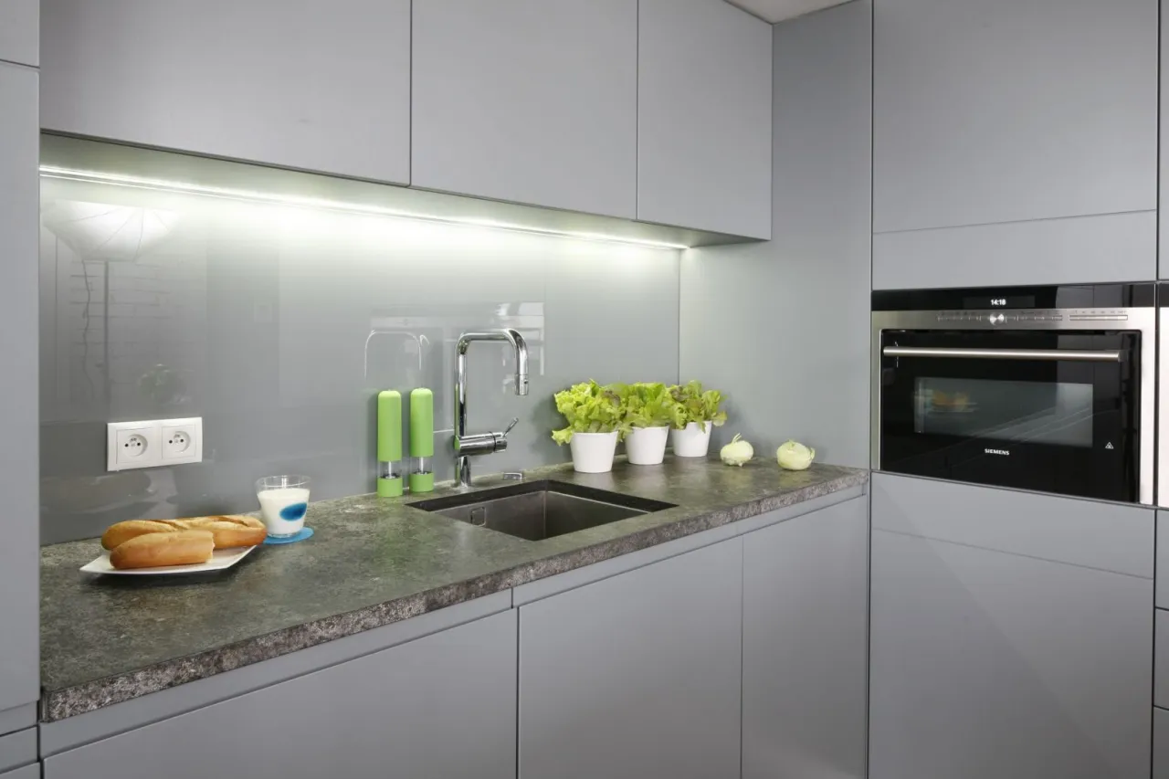 Szkło hartowane w kuchni nad blatem lacobel grafika