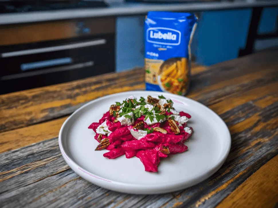 spaghetti z burakami z fetą i orzechami