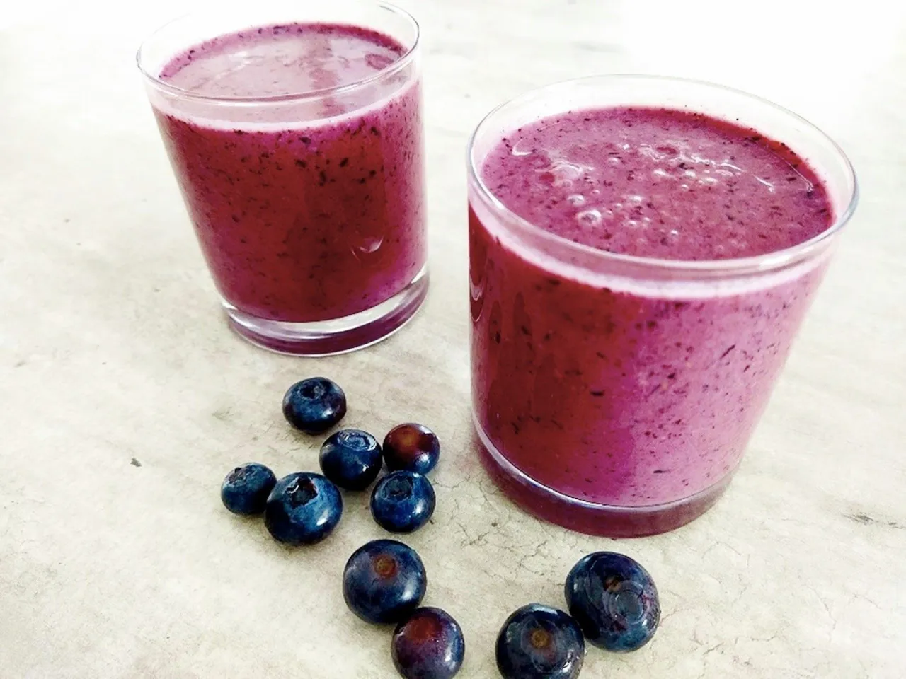 różne warianty koktajli borówkowych