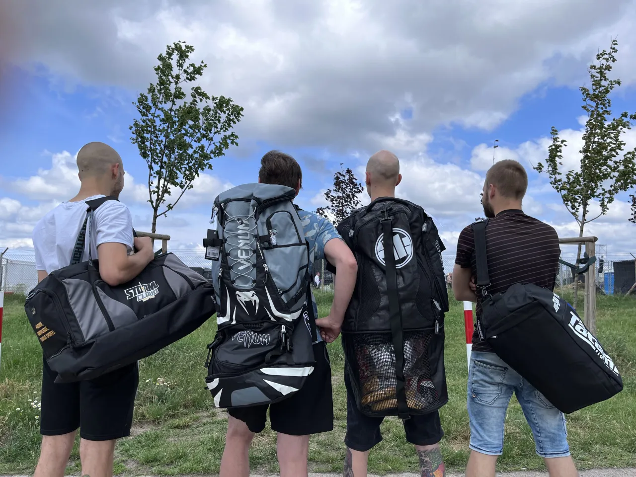 Osoba pakująca torbę sportową przed treningiem sztuk walki