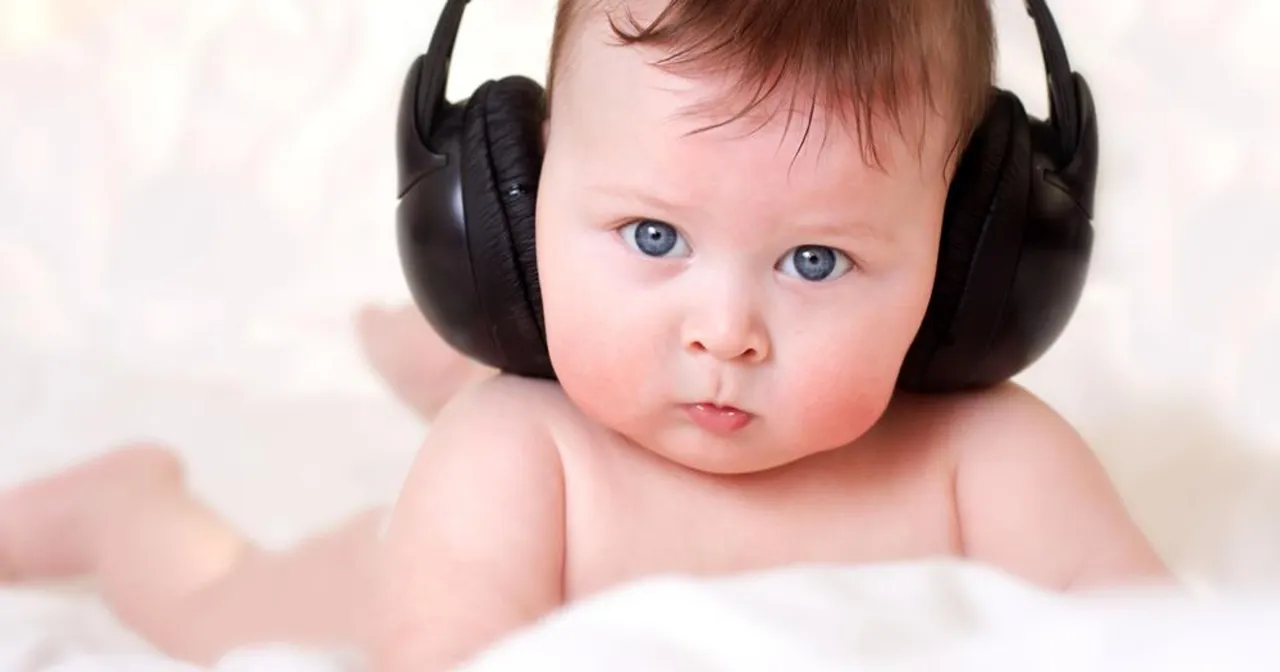 dziecko słuchające muzyki klasycznej, niemowlę z słuchawkami