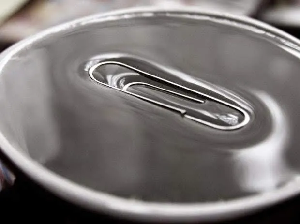 eksperyment z napięciem powierzchniowym, spinacz na wodzie, pieprz uciekający od mydła