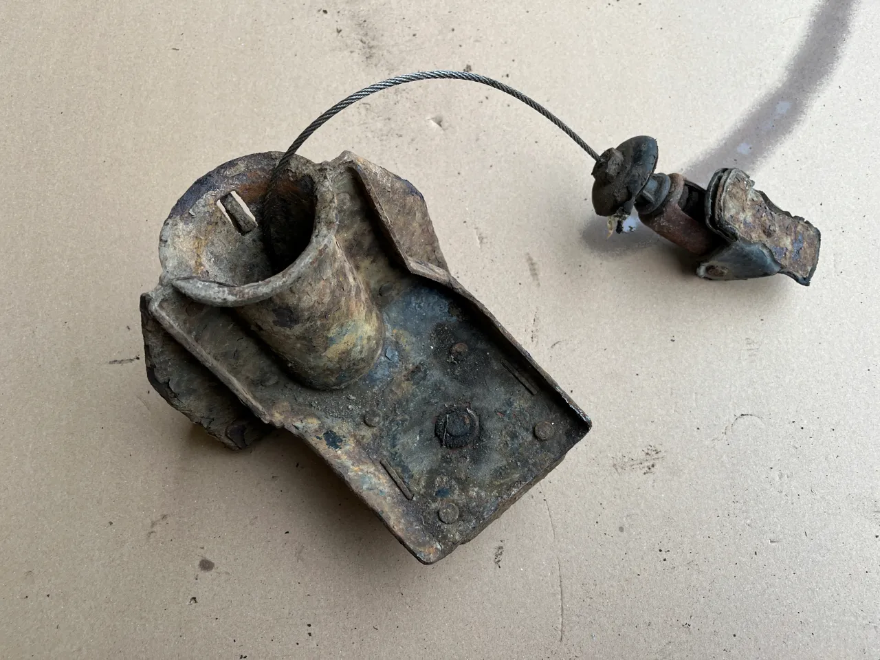 Zardzewiały mechanizm windy koła zapasowego