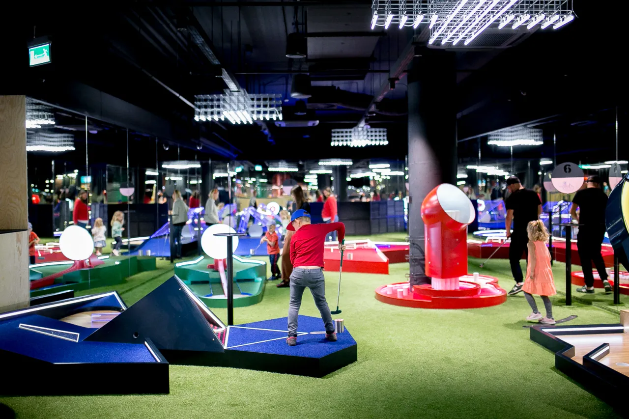 Wesoła zabawa na mini golfie w Warszawie. Idealne miejsce, by dowiedzieć się, co zwiedzić w Warszawie z dziećmi, gdy pogoda nie dopisuje.