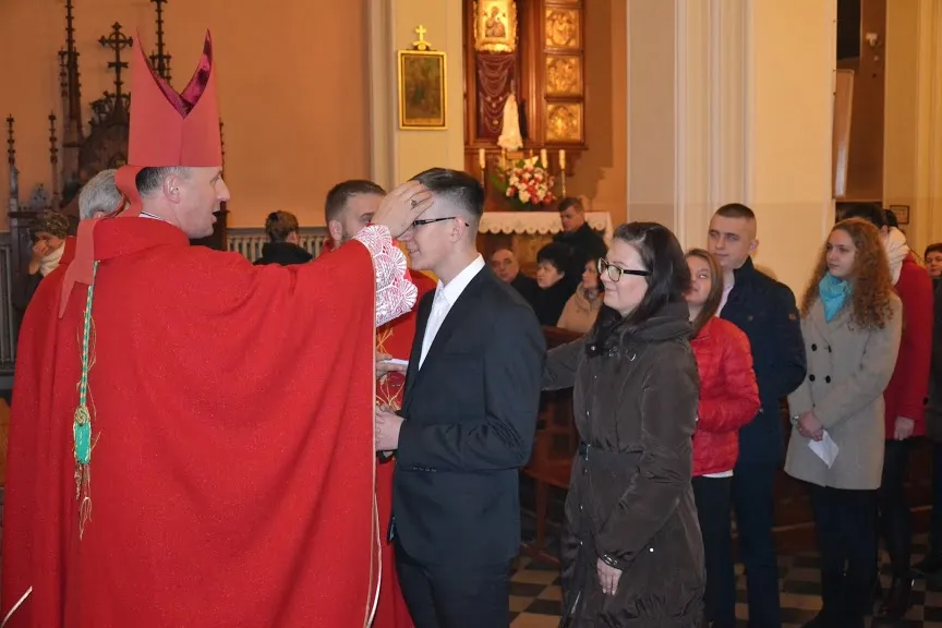 osoba dorosła przygotowująca się do sakramentu bierzmowania