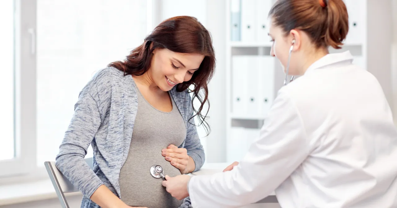 zaniepokojona kobieta w ciąży, rozmawia z lekarzem