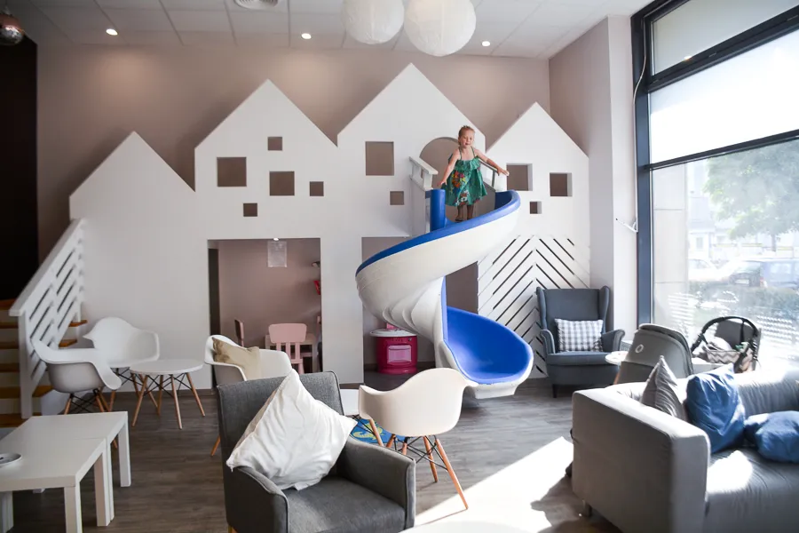 wnętrze kawiarni przyjaznej dzieciom z kącikiem zabaw