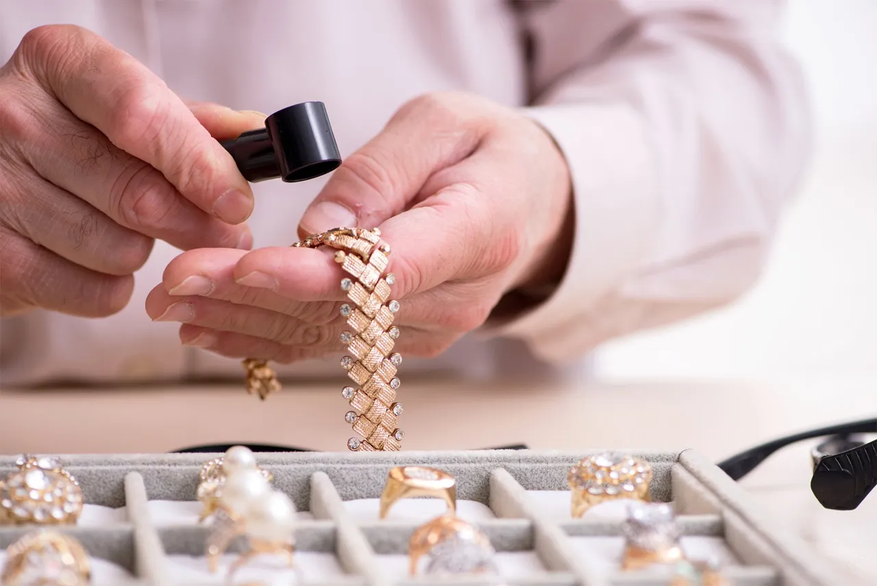 Zdjęcie Jak pozłocić biżuterię w domu - proste metody i cenne porady