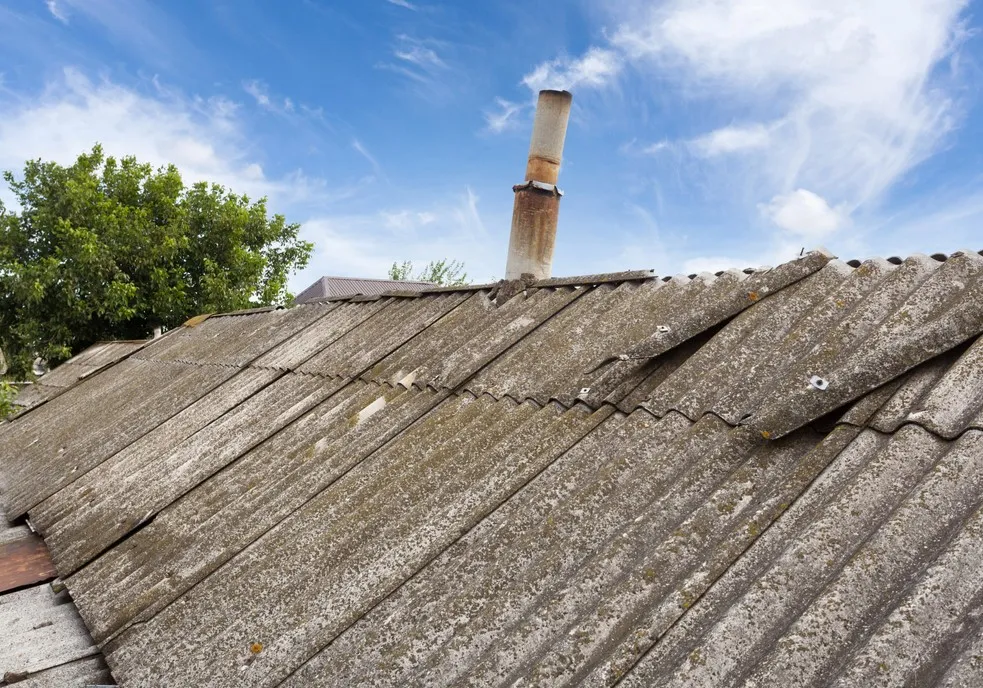 Zdjęcie Eternit na dachu do kiedy? Sprawdź, co grozi za brak działań