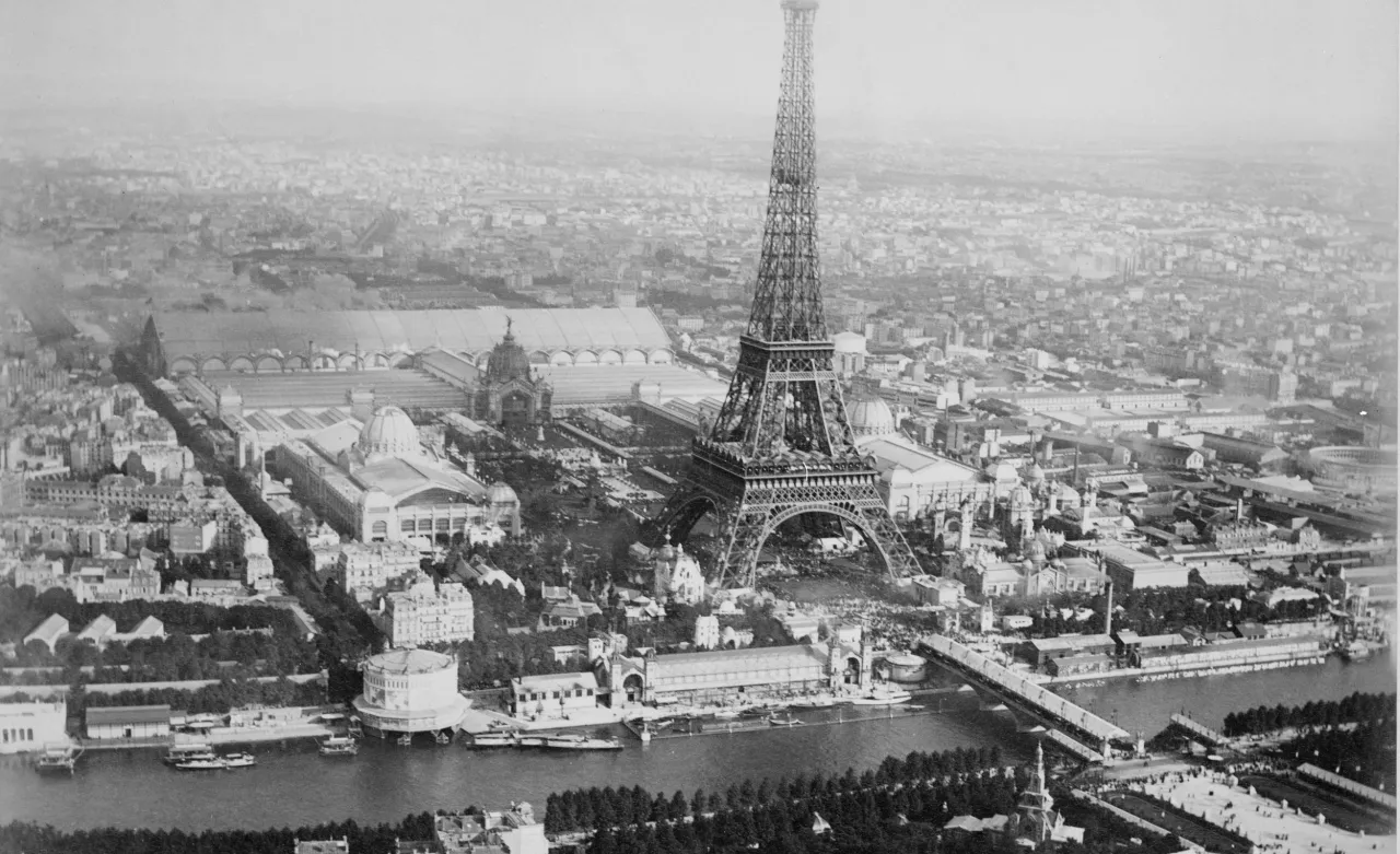Widok na Paryż z wieżą Eiffla. Zdjęcie z początku XX wieku, gdy wieża miała ok. 15 lat.