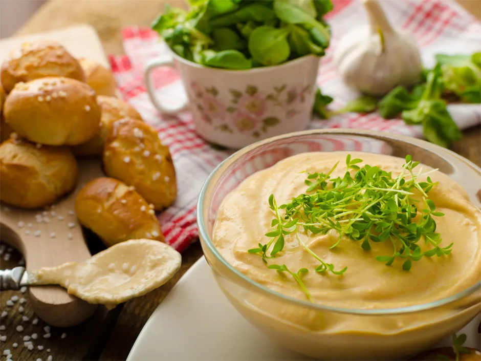 wegański ser z płatk&oacute;w drożdżowych dania