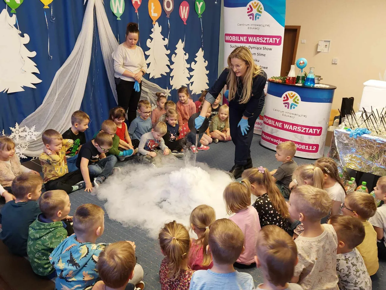 starsze dzieci wykonujące eksperymenty z lodem