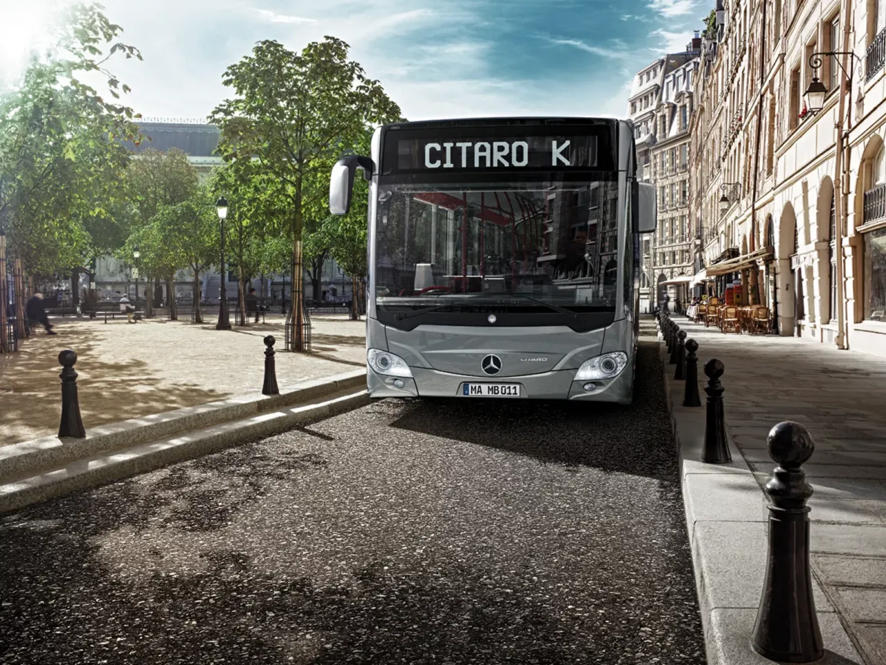 Nowy Mercedes-Benz Citaro K, miejski autobus, kt&oacute;ry pomieści wielu pasażer&oacute;w.