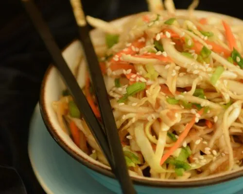 surówka chińska z dodatkami papryka sezam