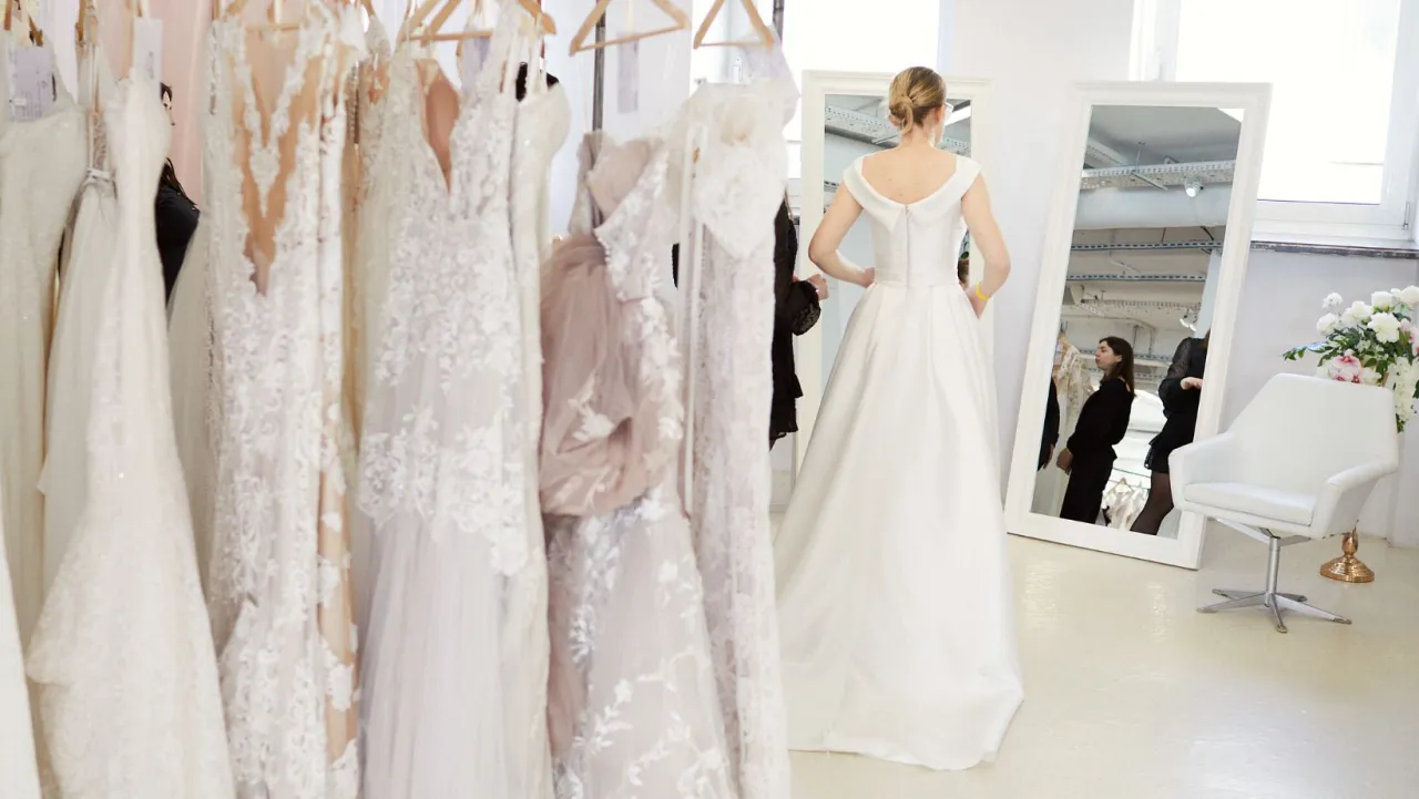 komis sukien ślubnych warszawa wnętrze, wieszaki z sukniami