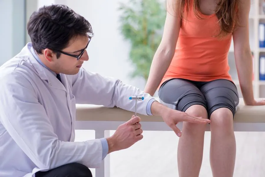 Neurolog bada pacjenta