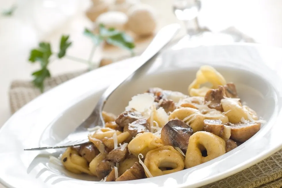 tortellini z grzybami na talerzu z różnymi dodatkami