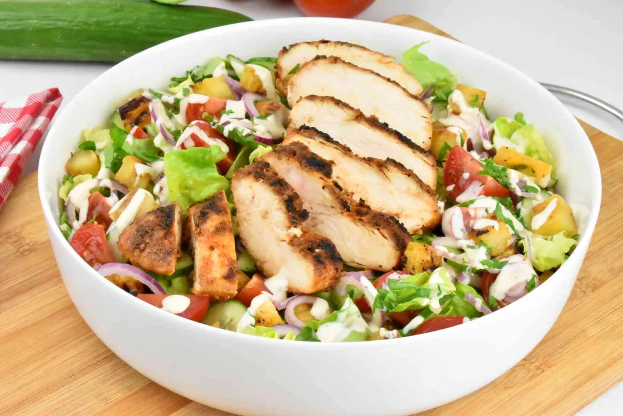 zdrowe sałatki z grillowanym kurczakiem