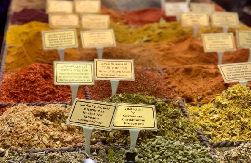 Izraelski targ jedzenie przyprawy