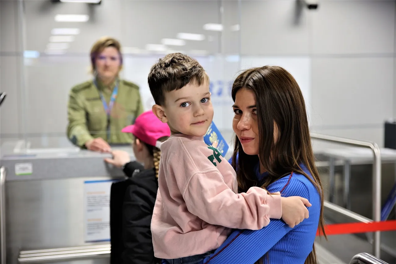 Rodzina z dzieckiem na granicy