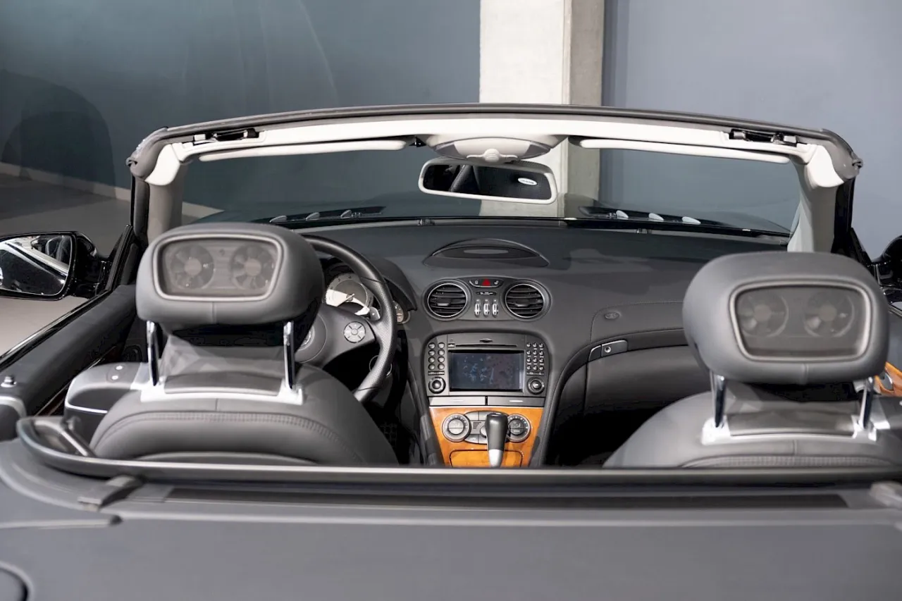 Wnętrze kabrioletu Mercedes SL 63 AMG z czarną skórzaną tapicerką i drewnianymi wstawkami.