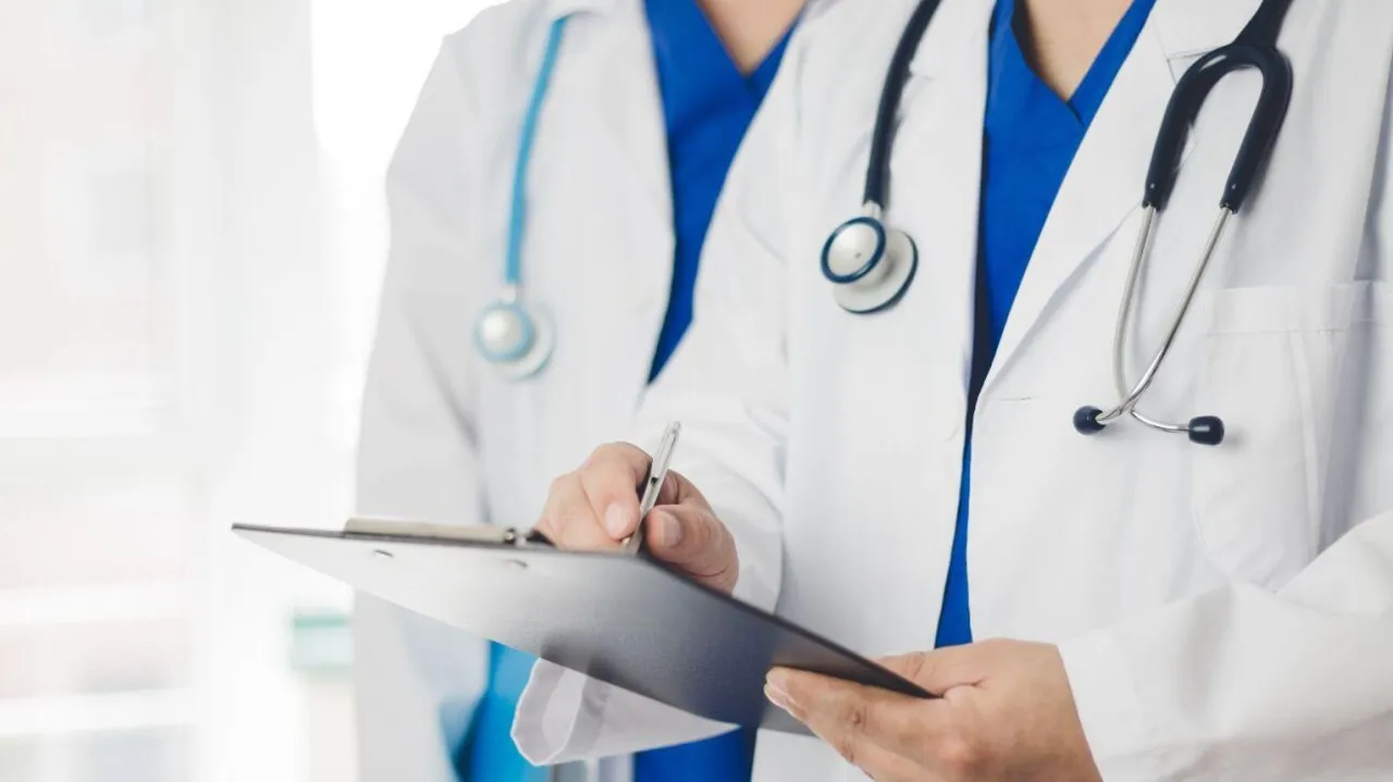 Lekarz na SORze pisze receptę. Czy lekarz na sorze może wystawić receptę na leki stałe? Dwa stetoskopy i białe fartuchy.
