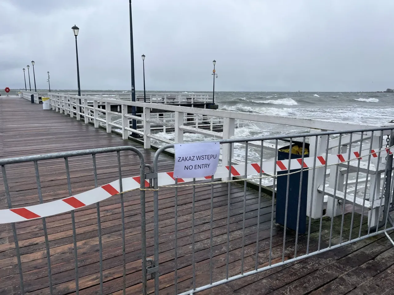 zakaz wstępu molo sztorm