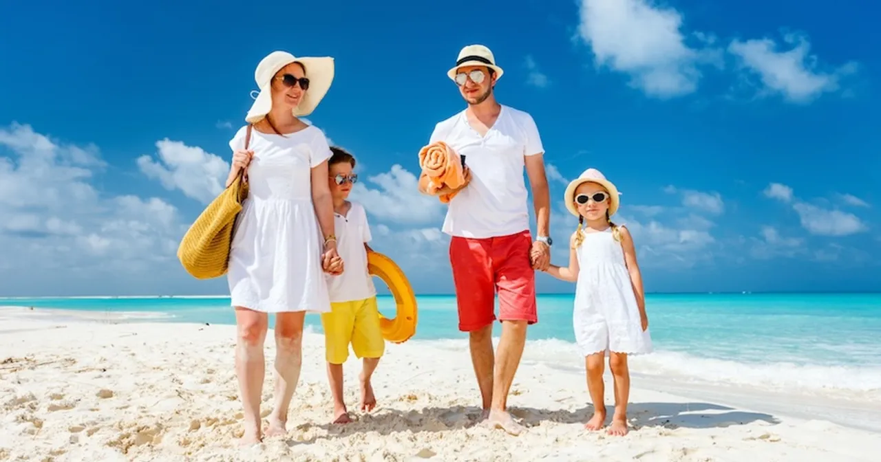 Rodzina z dziećmi na bezpiecznej plaży w Antalyi