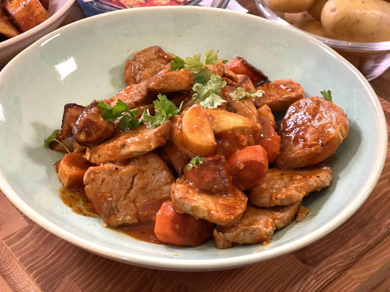 Gulasz z wieprzowiny z marchewką i ziemniakami, idealne mięso na gulasz.