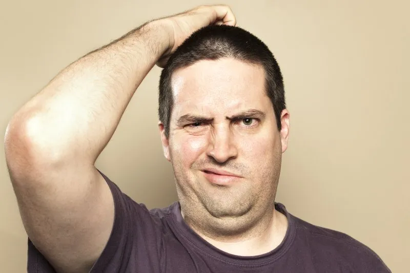 Osoby rozmawiające o niezręcznej sytuacji