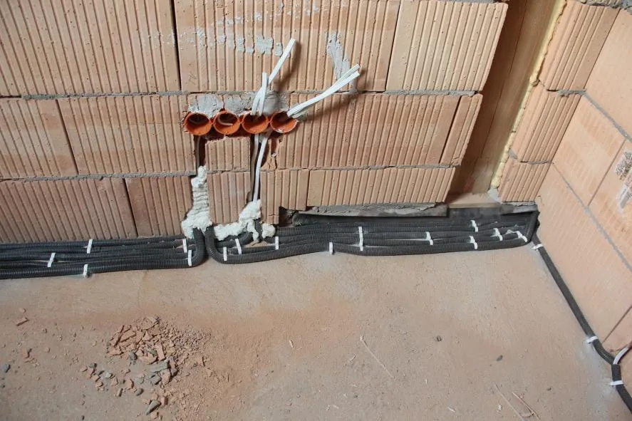 Układanie kabli w peszlach w ziemi