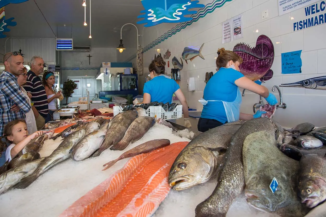 Sprzedawca ryb na targu