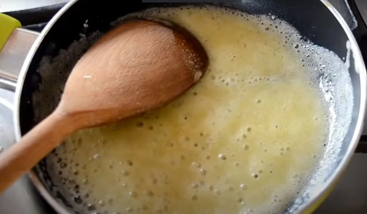 różne stopnie zasmażki mącznej (biała, złota, brązowa)