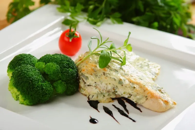 kurczak w sosie jogurtowo-ziołowym lub szpinakowym