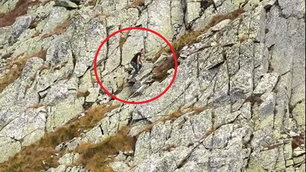 turysta przygotowany na szlak w Tatrach