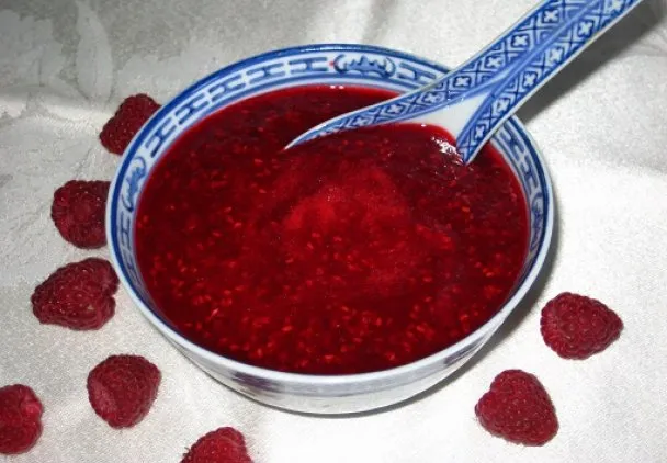 etapy przygotowania musu malinowego