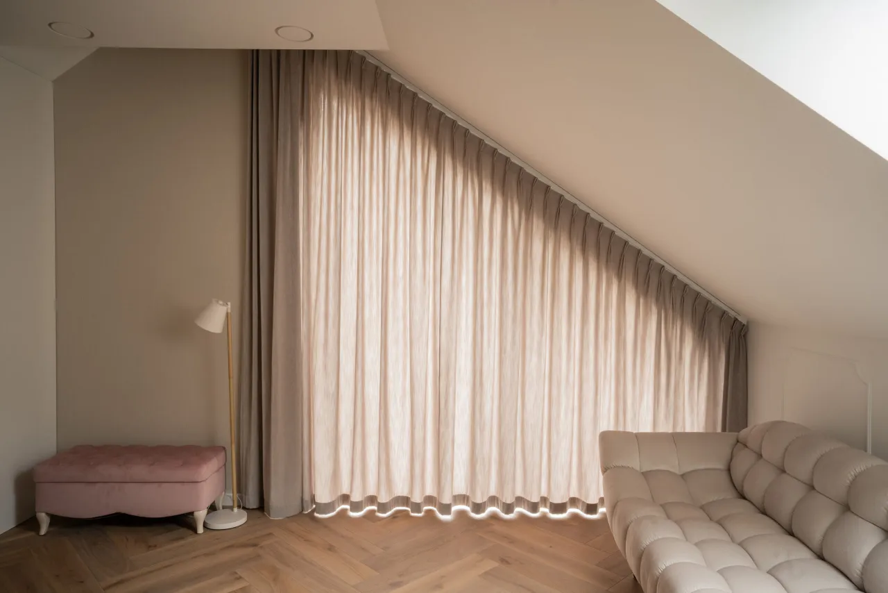 Jasne zasłony w małej sypialni