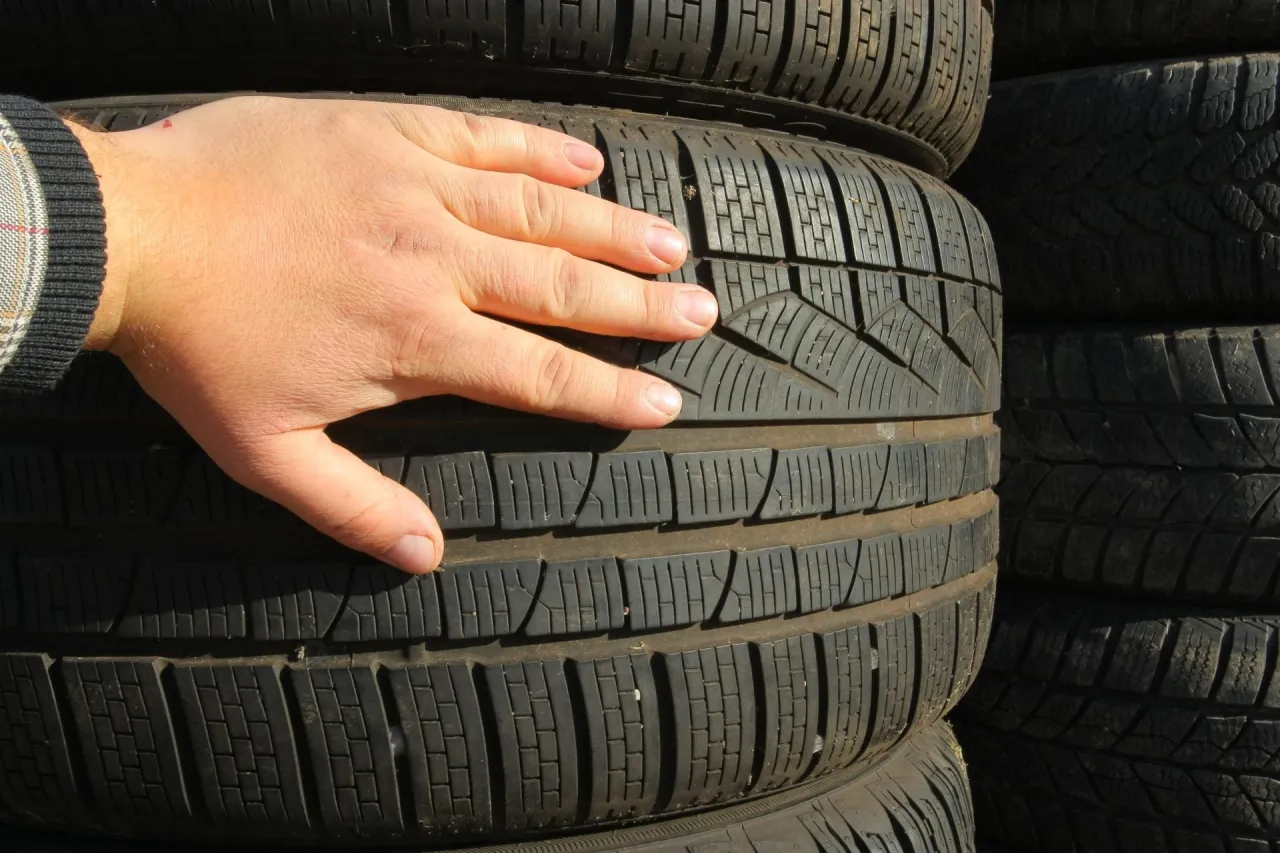 opona zużyta nier&oacute;wnomiernie niskie ciśnienie