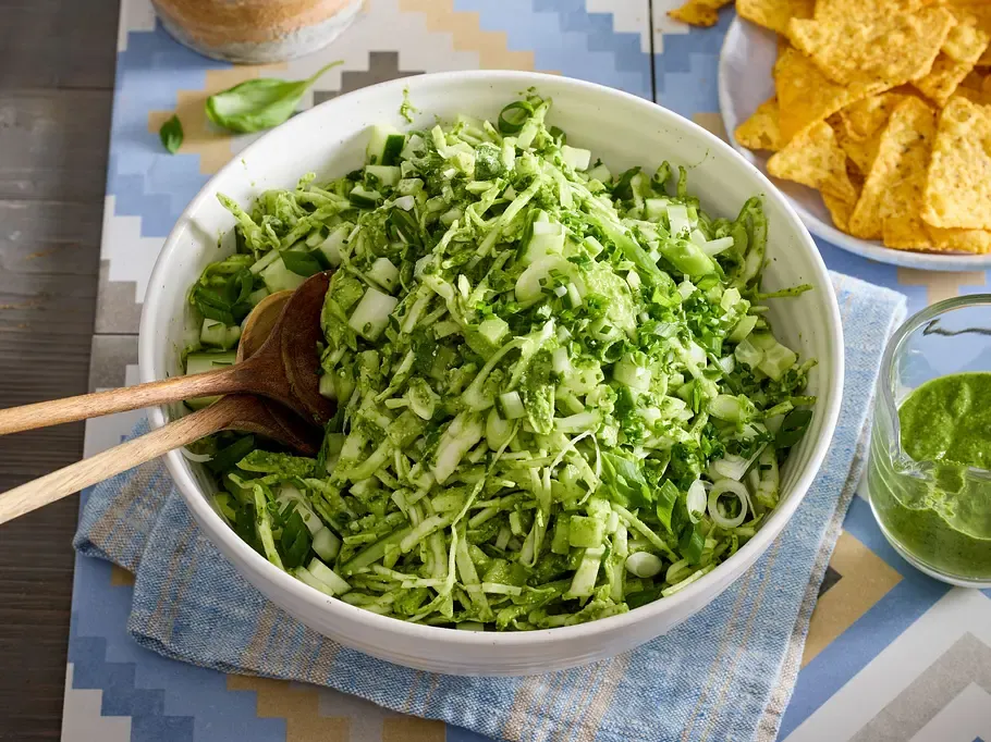 Green Goddess Salat fertig angerichtet in einer Sch&uuml;ssel mit Tortilla-Chips