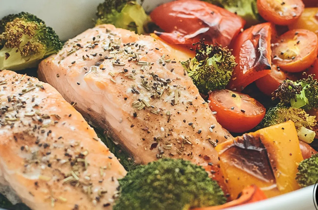 pieczone brzuszki z łososia z warzywami