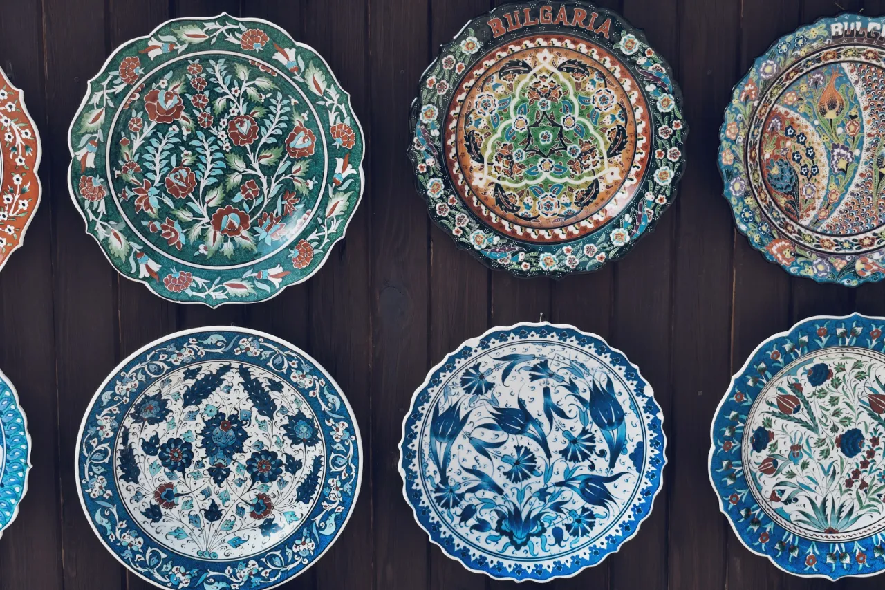 Ceramika trojańska wz&oacute;r pawie oczka, bułgarski kilim, bułgarskie wyroby sk&oacute;rzane