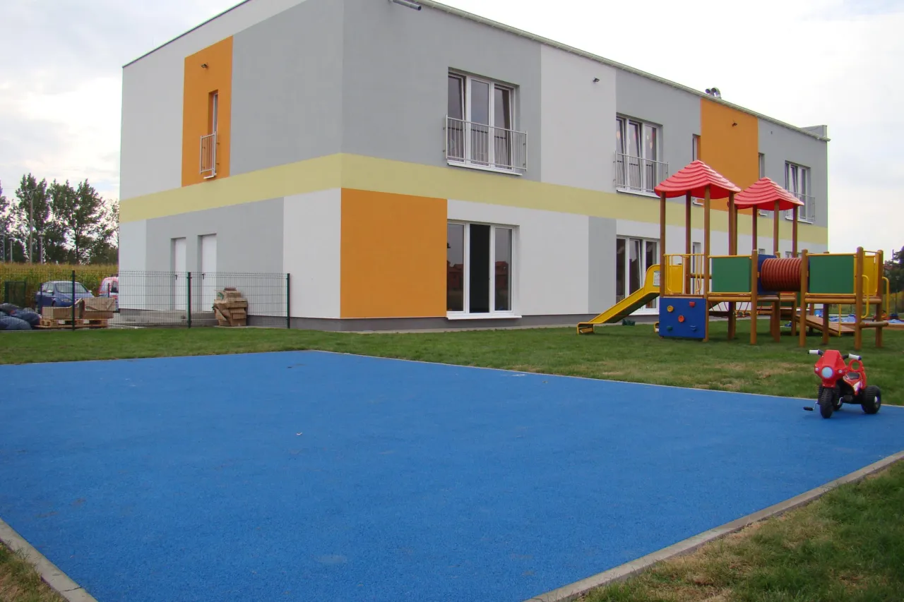 naturalne nawierzchnie plac zabaw por&oacute;wnanie